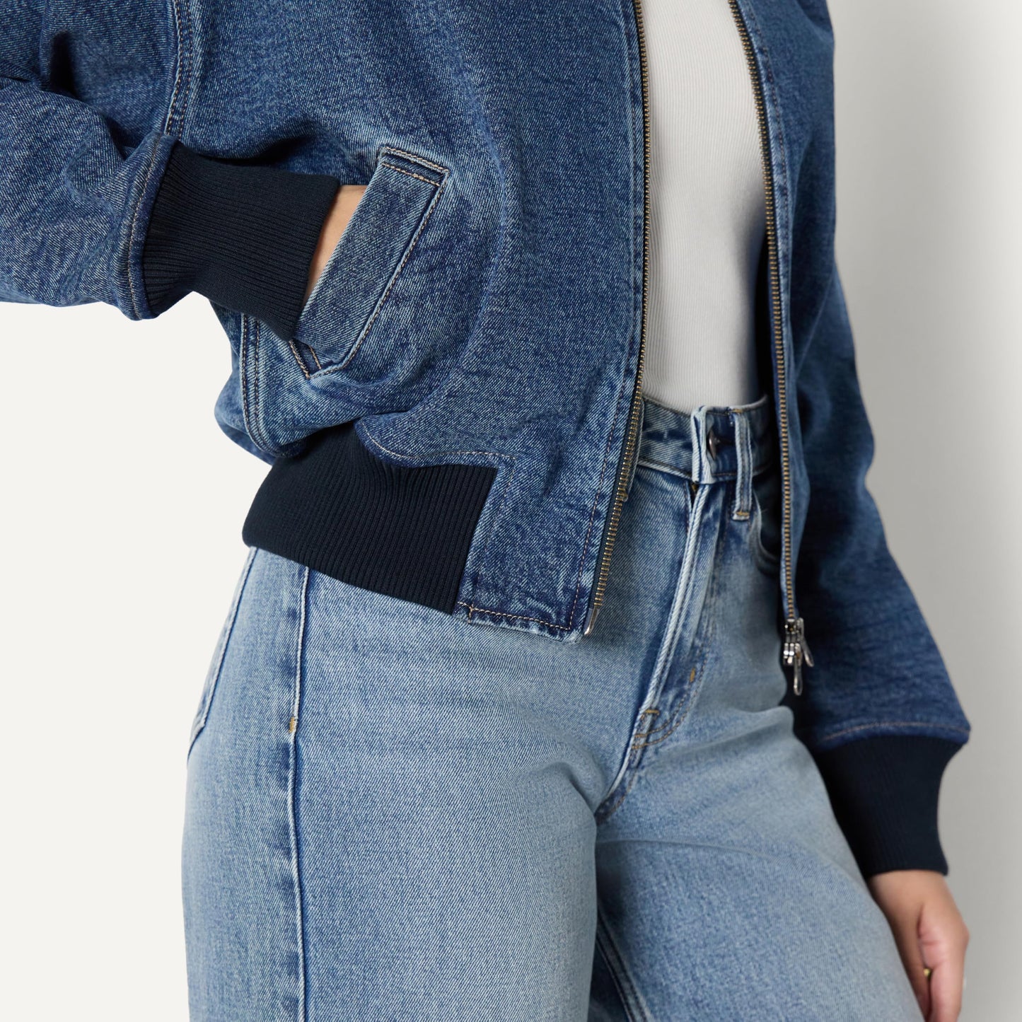 Amazon Essentials Women's Relaxed-Fit Denim Bomber Jacket, Medium Blue Vintage, Large